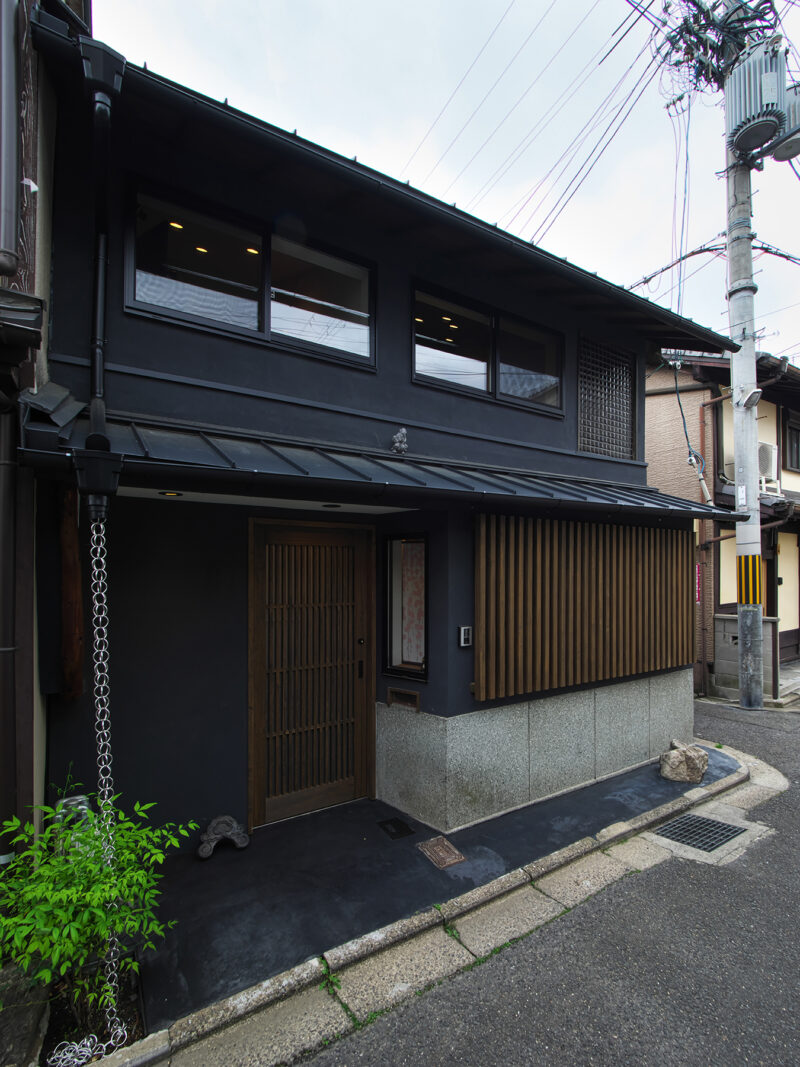 黒いタイルの家