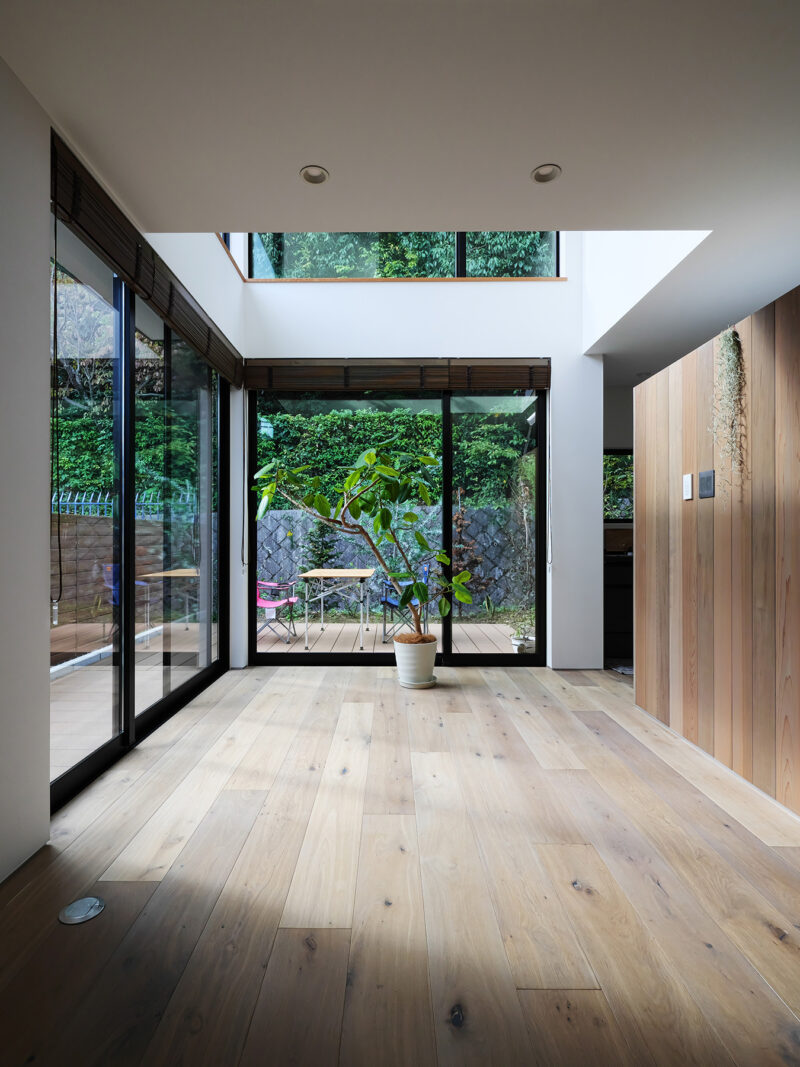 森のダイニングの家